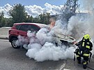 K osobnmu automobilu v plamenech vyjdl v pondl 4. srpna 2025 odpoledne...