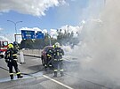 K osobnmu automobilu v plamenech vyjdl v pondl 4. srpna 2025 odpoledne...