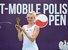 Kate�ina Siniaková s trofejí pro vít�ze var�avského turnaje Polish Open.