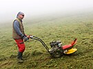 Na Labsk louce na hebeni Krkono pracovnci seou v prodn zn, aby...