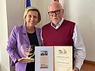 Ji Hrza na snmku s hejtmankou Karlovarskho kraje Janou Mrakovou...