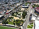 Výrazn� se prom�ní také okolí stavby. Zele� je nap�íklad i nad podzemními...