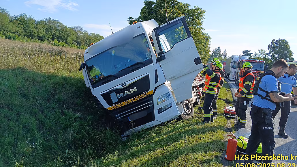Mezi Stodem a Chot�ovem v úterý zkolaboval �idi� kamionu, který vezl t�ké...