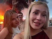 Policie zadrela dv dívky. Natáely se ped hoícím ropným skladem v Adleru
