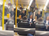 Ostrá slovní pestelka propukla v praské tramvaji mezi mladíkem a postarím...