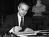 Místostarosta Petrohradu Vladimir Putin podepisuje dohodu o spolupráci s...