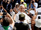 Více ne� milion lidí se v �ím� ú�astnil m�e pod �irým nebem, kterou slou�il...