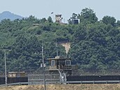 Severokorejské vojenské strá�ní stanovi�t� (naho�e) a jihokorejské vojenské...