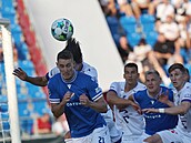 Ostravský záloník Michal Kohút hlavikuje ped brankou Austrie.