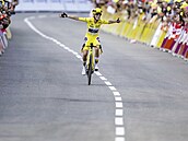 Vítzné gesto Pauline Ferrandové-Prévotové v cíli deváté etapy Tour de France.