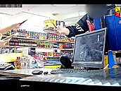Vypadni! Prodavaka ve veerce zahnala lupie malým noíkem