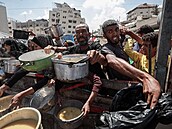 Obyvatelé palestinského Pásma Gazy ekají na teplé jídlo. (5. srpna 2025)