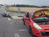 Pi stetu motorky s automobilem se ván zranil spolujezdec jednostopého...