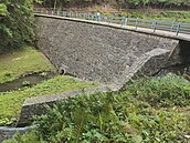 Hráz Ivanského jezera pot�ebuje opravu. (26. �ervence 2025)