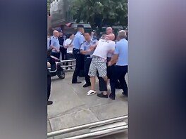 V ín vypukly vzácné protesty po útoku na trnáctiletou dívku