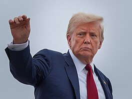 Americký prezident Donald Trump nastupuje do letadla Air Force One. (1. srpna...