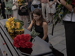 Lidé truchlí u rakve ukrajinské novináky Viktorie Roynové bhem pohebního...