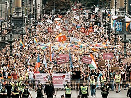 Prahou proel duhový prchod v rámci festivalu Prague Pride. Úastnily se ho...