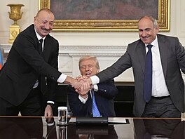 Lídi Ázerbájdánu Ilham Alijev (vlevo) a Arménie Nikol Painjan (vpravo) s...