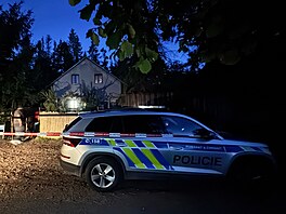Policisté zasahují ve Zvoli u Prahy, kde museli po útku znekodnit lva, který...