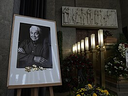 Blízcí i veejnost se naposledy louí s nezapomenutelným eským hercem, baviem...