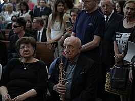 Lou�ení s Ji�ím Krampolem. Felix Slová�ek zahrál na sopránsaxofon (8. srpna...