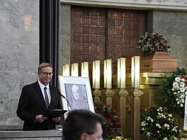 Lou�ení s Ji�ím Krampolem. Promluvil i moderátor Ale� Cibulka (8. srpna 2025).