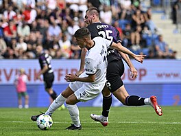 Jonathan Mulder ze Slovácka brání v pístupu k míi slávistickému útoníkovi...