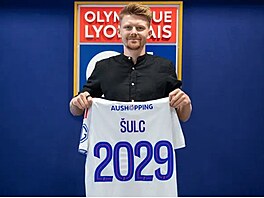Pavel ulc pózuje s dresem Lyonu.