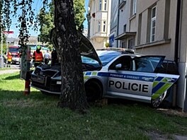Pi nehod policejního vozu s dalím automobilem na kiovatce v Opav se...