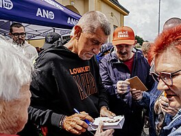 Pedseda ANO Andrej Babi podepisuje svou fotografii pi setkání s volii na...