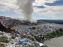 V Chrástu na Píbramsku hoí skládka. (9. srpna 2025)