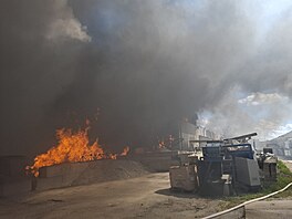 V Pestavlkách na Olomoucku vzplála hala firmy, která se zabývá zpracováním...