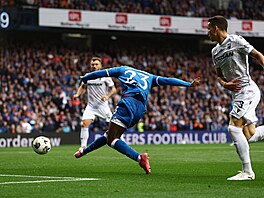 Djeidi Gassama z Rangers stílí první gól proti Plzni