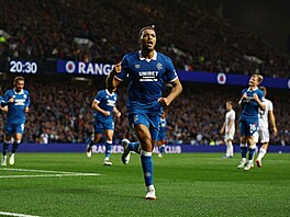Cyriel Dessers slaví druhý gól Rangers v zápase proti Plzni