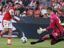 Teplický branká Matou Trmal brání stelu Vasila Kueje ze Slavie.