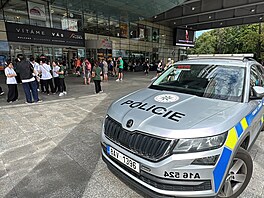 Hasii a policisté evakuovali OC Flora na Vinohradské tíd v Praze. (8. srpna...