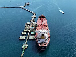 Ropný tanker v distribu�ním terminálu Petrobras nedaleko São Paula v...