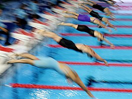 �eská plavkyn� Daryna Naboj�enko (t�etí odspodu) ská�e do bazénu spole�n� se...