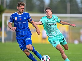 Daniel Toula (vpravo) ze  Slavie v pípravném zápase s rakouským Lincem