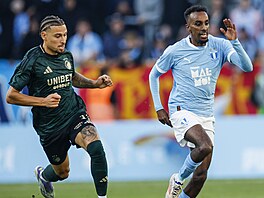Jordan Larsson (vlevo) z Kodan a Taha Ali z Malmö bojují o mí.