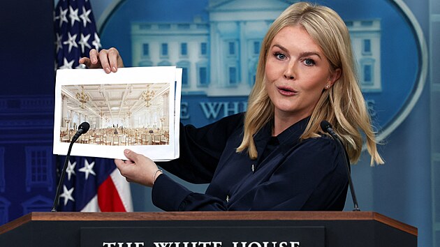 Tiskov mluv americkho prezidenta Karoline Leavittov ukazuje vizualizace novho tanenho slu u Blho domu. (31. ervence 2025)