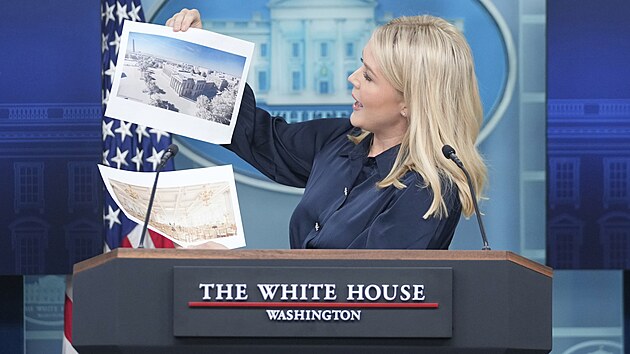 Tiskov mluv americkho prezidenta Karoline Leavittov ukazuje vizualizace novho tanenho slu u Blho domu. (31. ervence 2025)