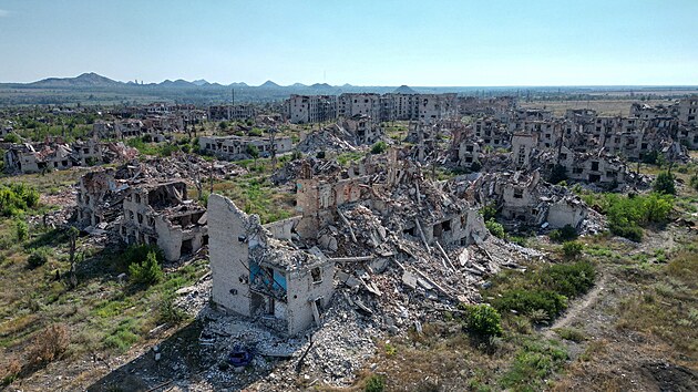 Trosky msta Marinka v Donck oblasti (7. srpna 2025)