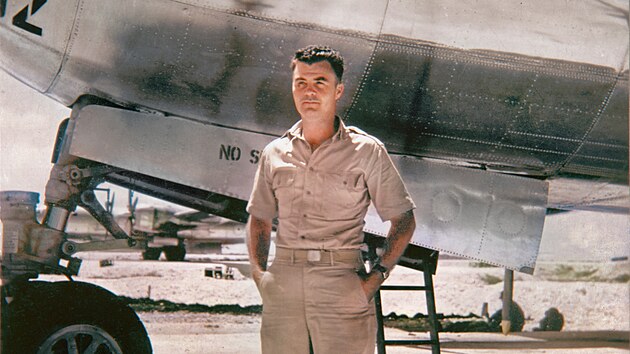 Paul W. Tibbets, pilot bombard�ru B-29 Superfortress "Enola Gay", p�ed letoune, kter� svrhl jadernou bombu na Hiro�imu. Ostrov Saipan, rok 1945