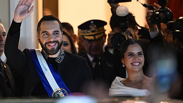 Salvadorsk prezident Nayib Bukele s manelkou (1. ervna 2025)