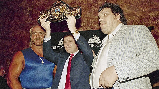 Hulk Hogan (vlevo) a Donald Trump pi prezentaci akce WrestleMania IV na Trump Plaza v Atlantic City v beznu 1988