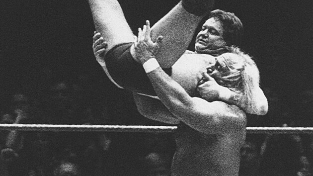 Hulk Hogan pi svm wrestlingovm vtzstv nad Roddym Piperem v beznu 1985