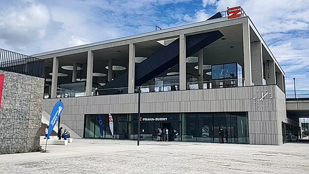 Vlaky se po letech vrací do Bubnů, vjedou přímo do budovy. Přibyla zastávka Výstaviště