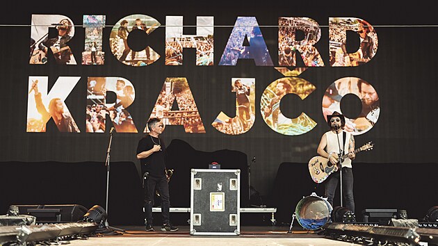 Richard Kraj�o (vpravo) b�hem p��pravy na vystoupen� na festivalu Hrady CZ.